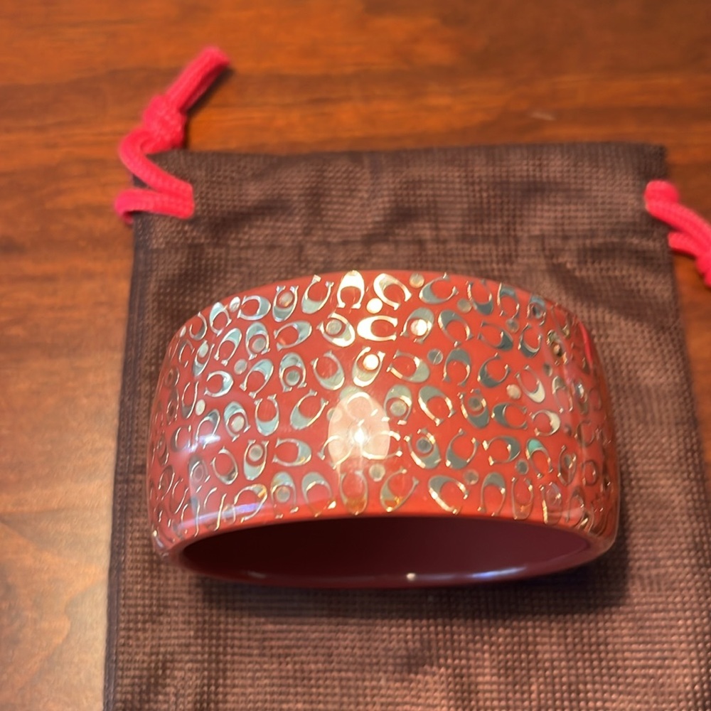 Coach signature lucite bangle cranberry/gold - Picture 2 of 6